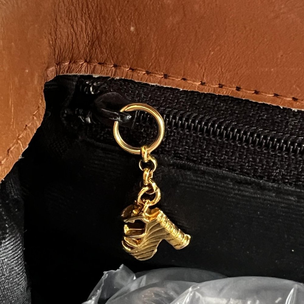 Classic Ferragamo Leather Handbag with Shoulder Strap - Picture 5 of 7